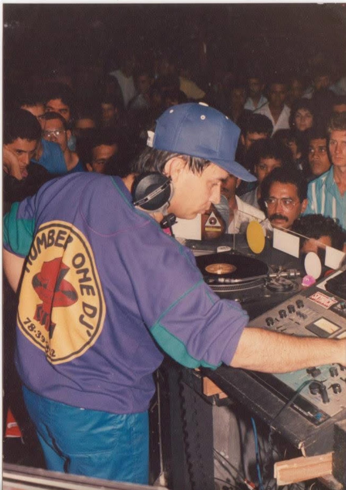 Bernard Ollivier aux platines devant une salle comble, 1985.