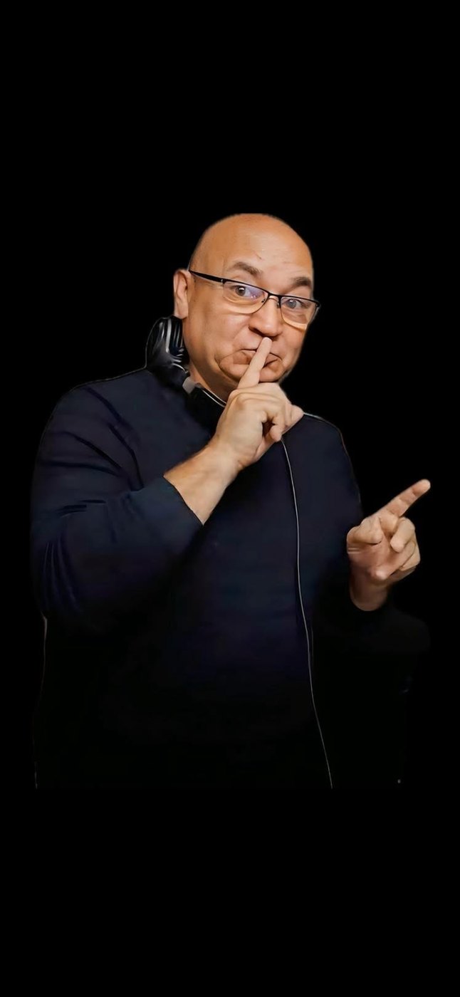 Bernard Ollivier, le doigt sur les lèvres.